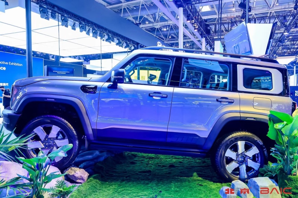 ?油耗1.39升，续航超1200km，双电机+三把锁，实力剑指坦克300