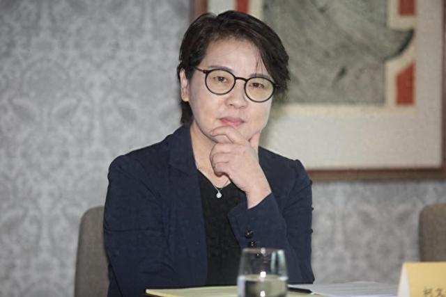 黄珊珊彻底不装了,全面接管白营?黄国昌雨天宣讲能否重夺话语