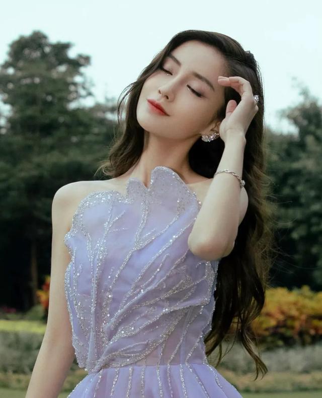 杨颖|被跑男打码，沦落到直播间蹭热度，她被娱乐圈遗忘是早晚的事