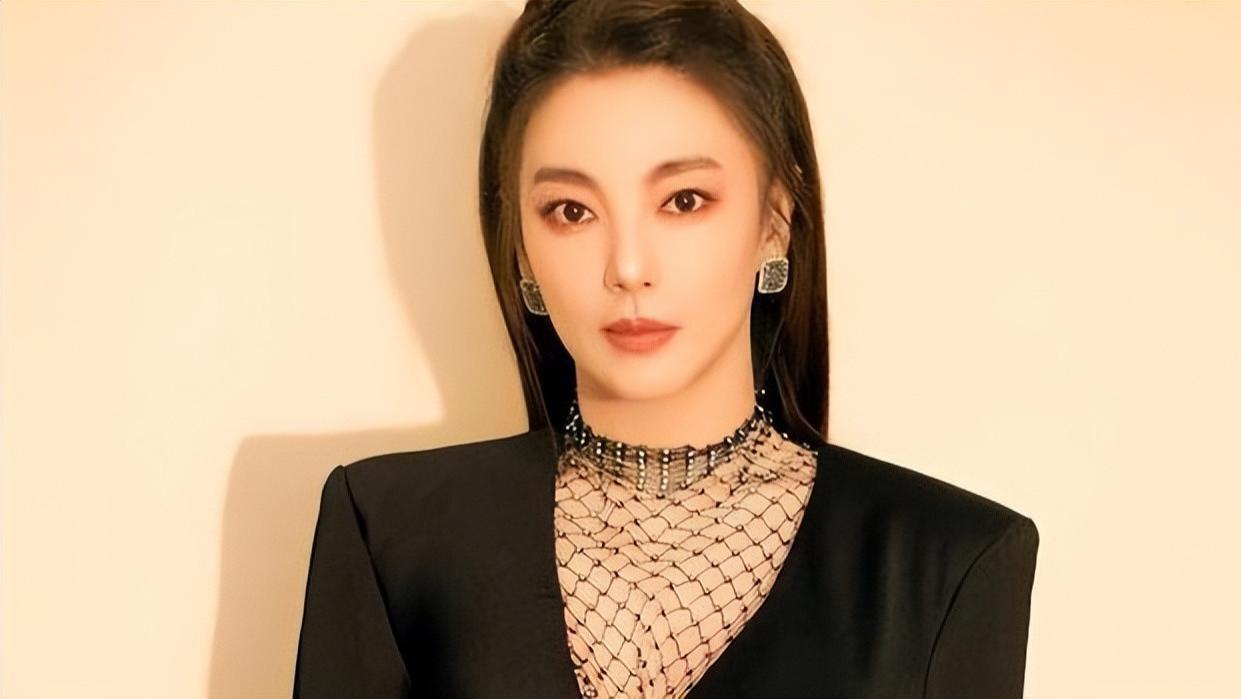 从天选之子到多次劈腿、被央视除名，他被毁在半老徐娘手里太不值