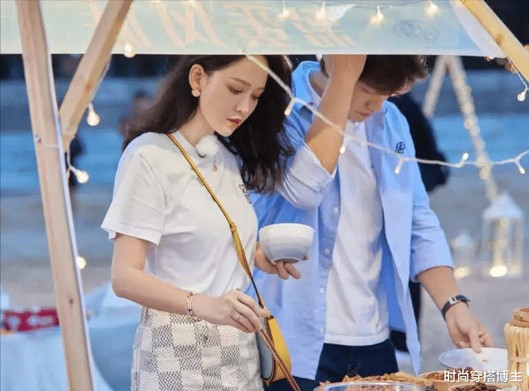 45岁陈乔恩比小9岁老公还显嫩，穿短裙像小女生，艾伦真会疼老婆