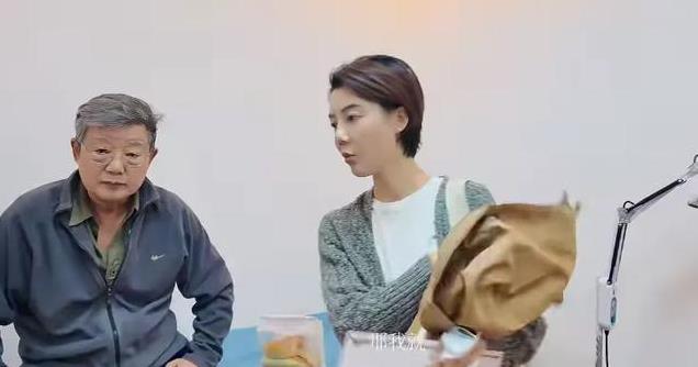 42岁车晓带父亲看中医，车晓彤满头白发状态极佳，强势发言引热议