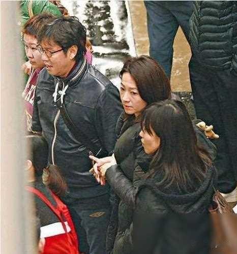 73岁谭咏麟与高挑美女十指紧扣逛街,女方疑是51岁红颜知己朱