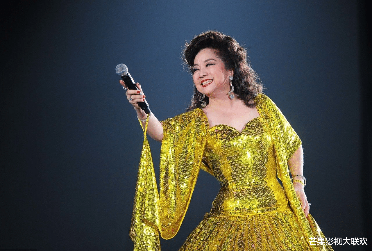 |她宁愿离婚也不愿改变中国国籍，春晚为她破例，74岁仍单身