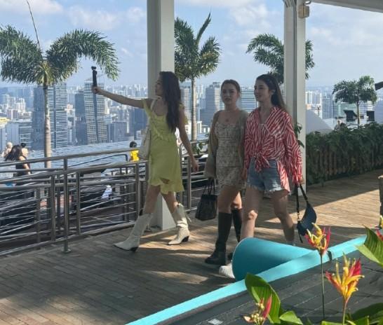 容祖儿和阿娇阿Sa在新加坡被偶遇，容祖儿整体美过阿娇，很抢眼