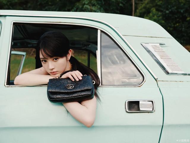 成熟冷艳的田曦薇像是从画里走出来的一样