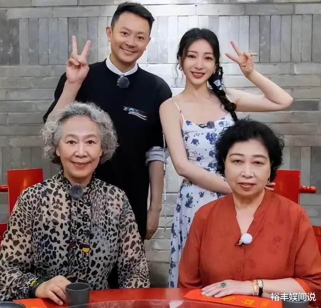 曝44岁柳岩疑似好事将近！携男友现身建材城，对方打扮简单好帅气