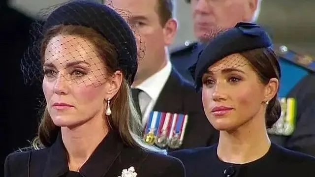 当年，梅根嘲讽凯特“一孕傻三年”，威廉用手指着梅根骂她太粗鲁