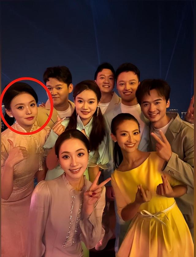 她是刀郎乐队的一匹黑马,也是目前独有的领唱,其身份背景不简单