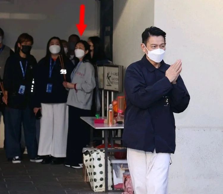 刘德华12岁女儿近照曝光，披肩长发清秀甜美，眼睛与爸爸如复制粘贴