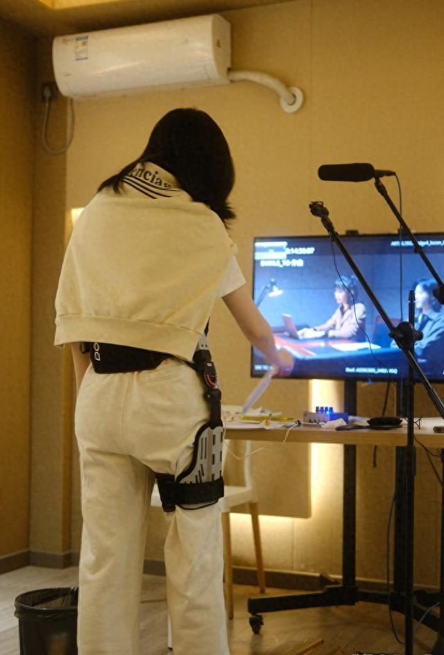 景甜酒店度假亲自泡茶喝,大病初愈气色好,手又细又嫩!白得发光