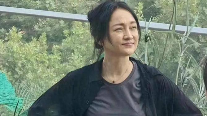 快50岁的周迅怎么老成这样了？无美颜满脸皱纹，宛若农村老太太