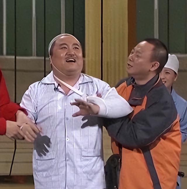 背叛入狱至今仍在服刑,靠师父冯巩春晚爆红后,如今成百万诈骗犯