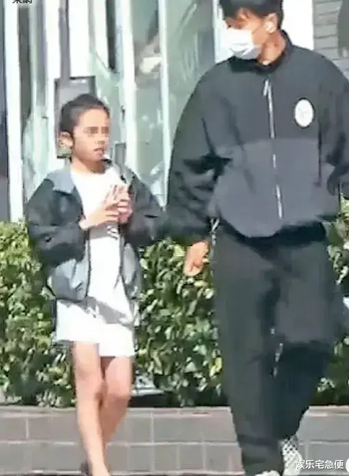 杨幂六一为小糯米送生日祝福，宠溺喊“我闺女”，母女俩长得好像