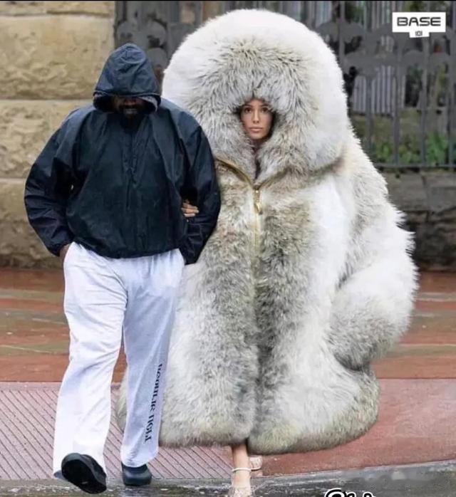 侃爷,美国说唱歌手 现在出名的方式似乎就是让老婆穿的暴露