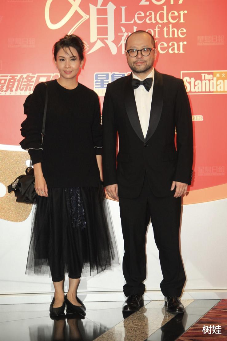 56岁邱淑贞在尼泊尔拜佛,穿白衣温婉大方,与丈夫有说有笑好恩爱