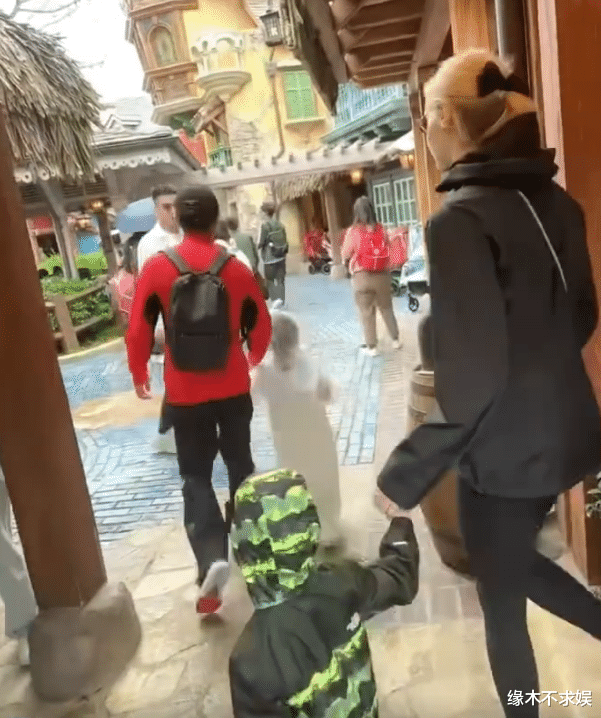 撒贝宁一家又被偶遇!5岁女儿正面曝光,网友:这是生了个杨幂?