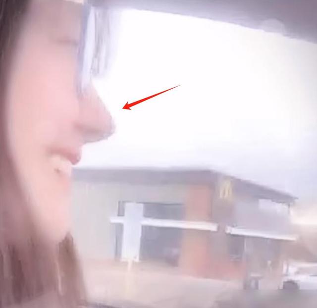 郑爽小号彻底曝光，晒近照假鼻子抢镜，开车出行笑容满面