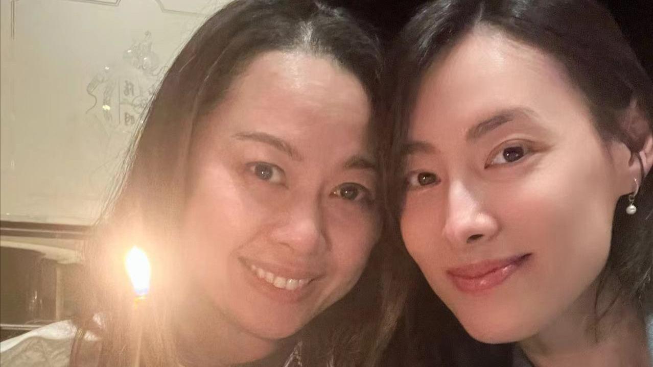 梁洛施晒和好友庆生照，35岁素颜显气质！14岁李长治能分百亿身家