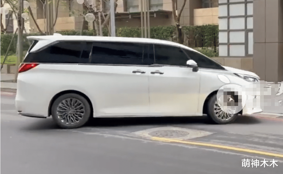 大S追思会家中举办,业内持续炮轰小S逃避,伊能静被骂后取消点赞