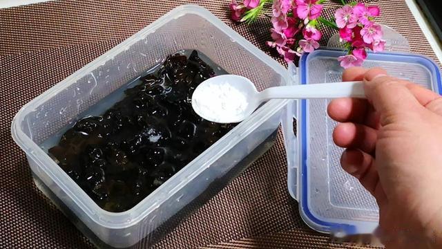 泡木耳,最忌清水泡,教你正确做法,3分钟泡发,干净还脆爽!