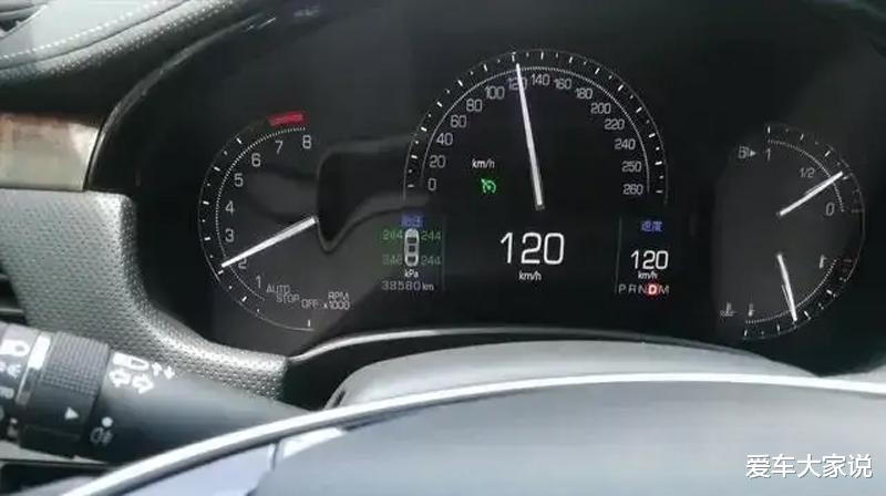 车速120,为什么发动机转速有的3000转有的2000转?哪种更省油?