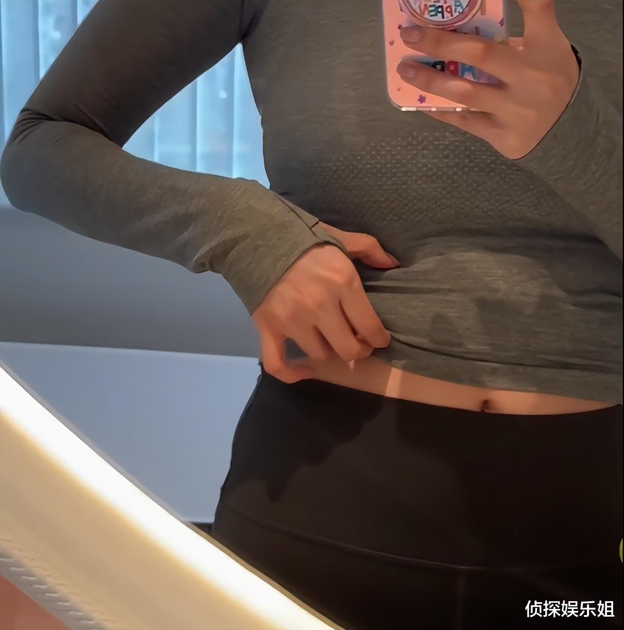 36岁张雨绮好耿直,大方晒出腰间赘肉,手捏“游泳圈”超接地气