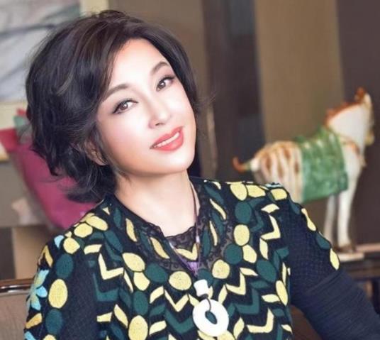 4段婚姻7任男友,现又被曝桃色新闻,74岁刘晓庆:我现在正是年华