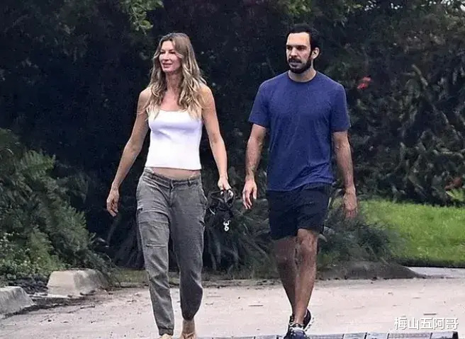 44岁吉娘娘:挺着6个月三胎孕肚,穿火辣黑裙,4000万一步不虚传