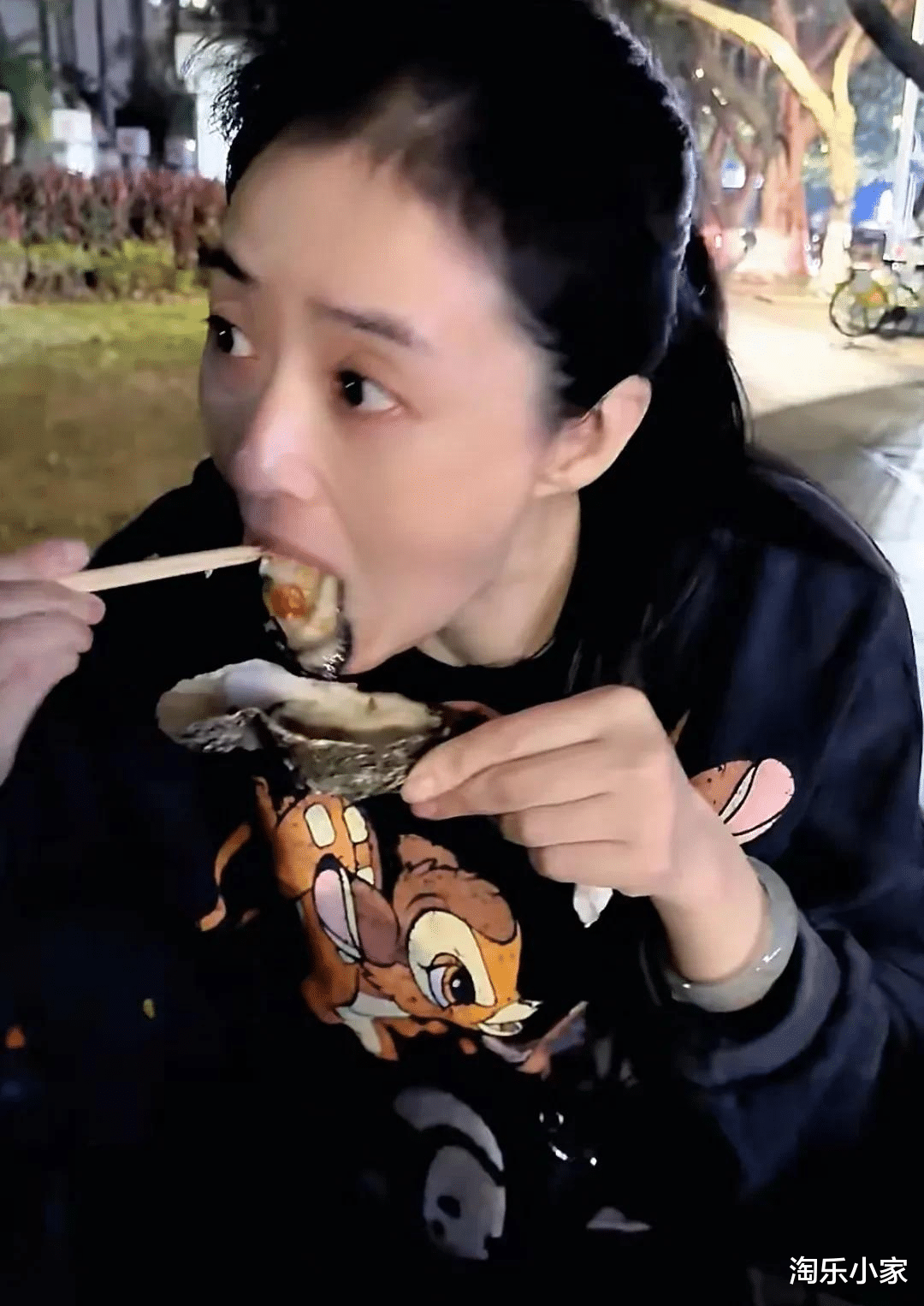 蒋欣坐路边连吃12只烤生蚝,汤都喝干净,发疯减肥后头顶秃一片