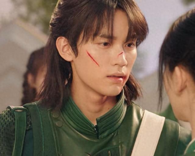 同演比比东,当“巫婆”妆朱珠撞上女王范李小冉,差距竟然这么大