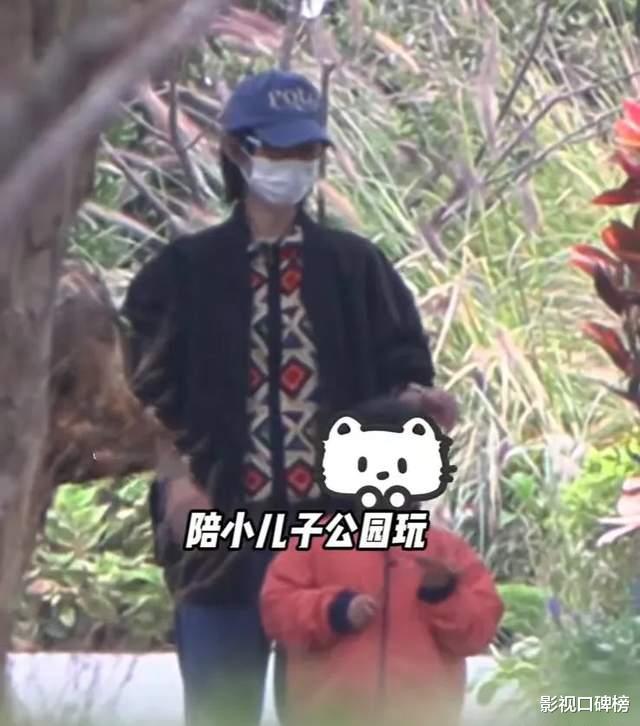 白百何与二婚老公带儿子外出游玩，她身材臃肿，坐姿也是一言难尽