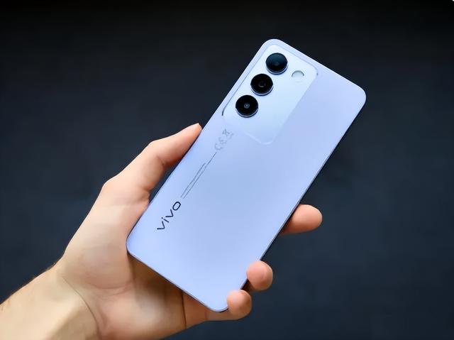 vivo V50系列爆料:超时尚外观+蔡司镜头,即将来袭定位年轻化