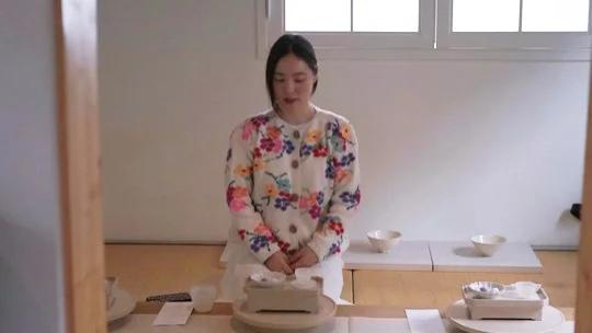 韩国知名女星，否认二胎传闻后，公开近况，气质优雅，神态天真