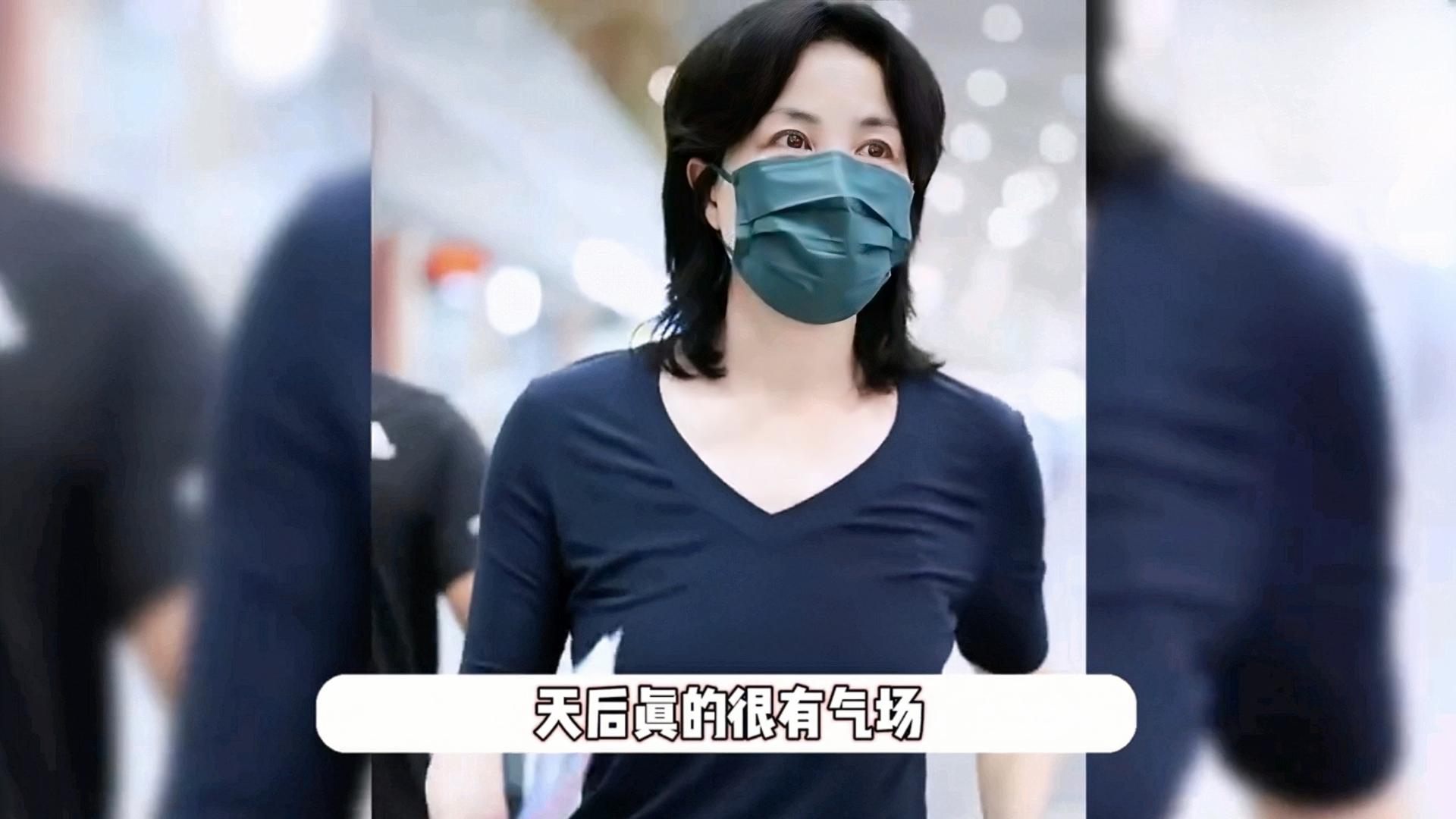 王菲54岁巴黎秀场，发量惊人瘦身成功，塑料袋也能潮流！