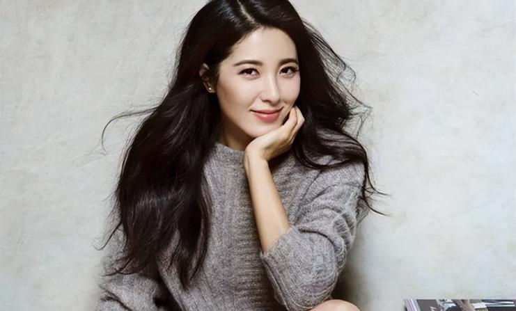 两百年难遇的美人，48岁仍未婚，靠美貌征服无数男人