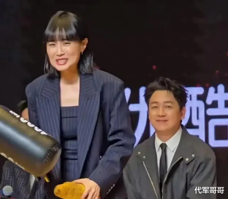 潘粤明携尹姝贻同台亮相,潘粤明眼神全程追妻,满满爱意藏不住