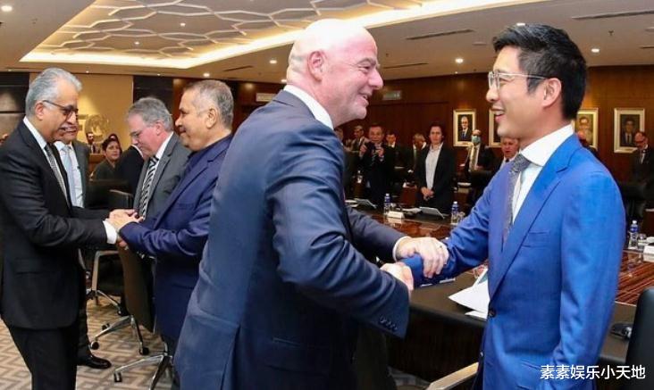 郭晶晶陪霍启刚看女排,夫妻搂肩欢庆胜利,郭晶晶气质出众