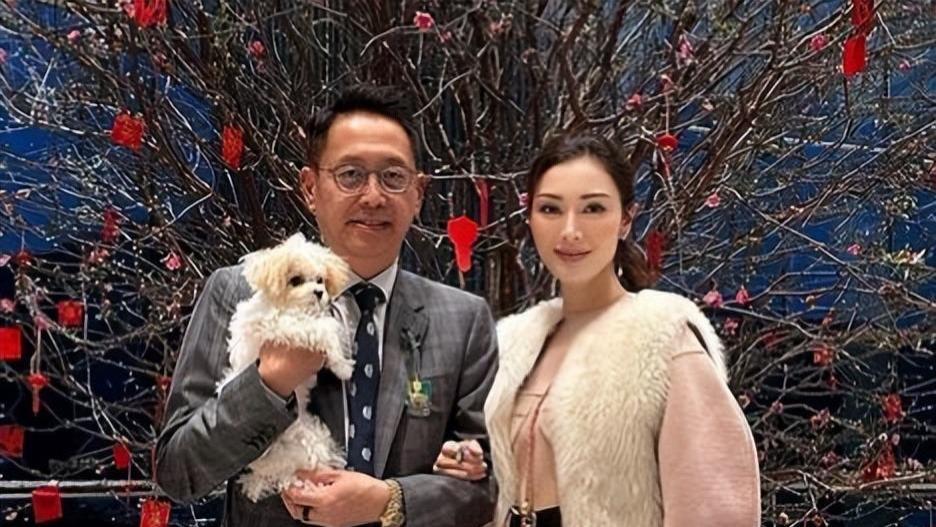 53岁李嘉欣和61岁许晋亨在香港过年，夫妻穿着时尚又显贵气