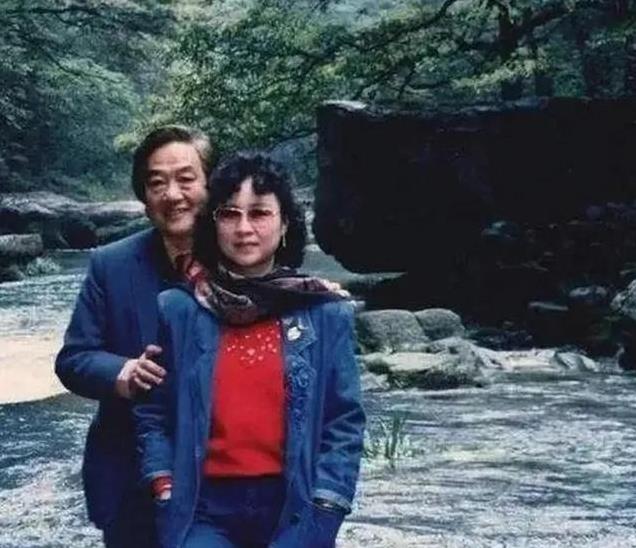 蒋仁才是此生最爱她之人！顶级“恋爱脑”琼瑶，遭遇大型杀猪盘