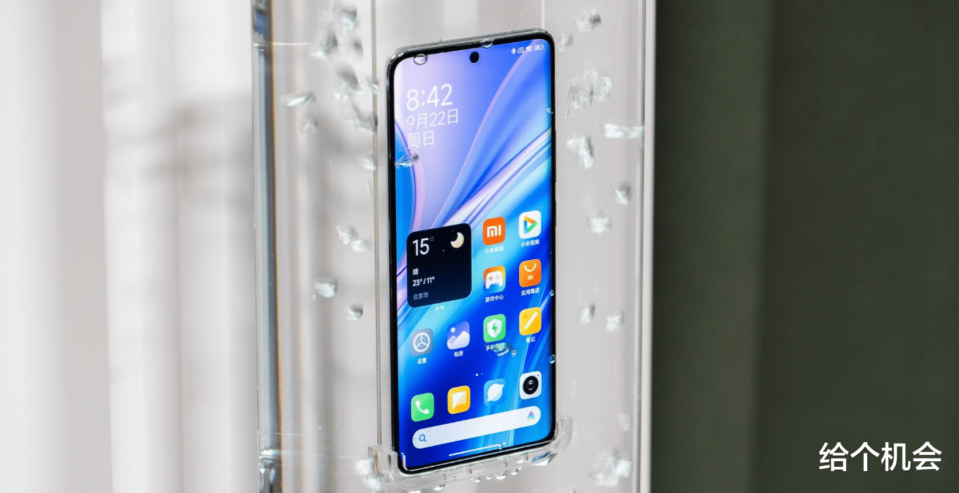 十月可以闭眼买的1款手机，颜值高手感好，几乎“零差评”