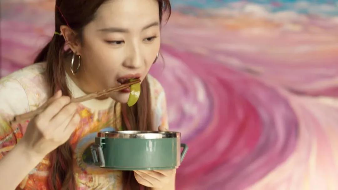 吃得越狠演技越稳!36岁刘亦菲“干饭”,让多少女演员无地自容