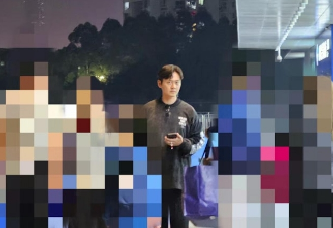 吓亲人!TVB力捧小生内地逛超市遭偷拍,激罕当众黑面怒睥粉丝