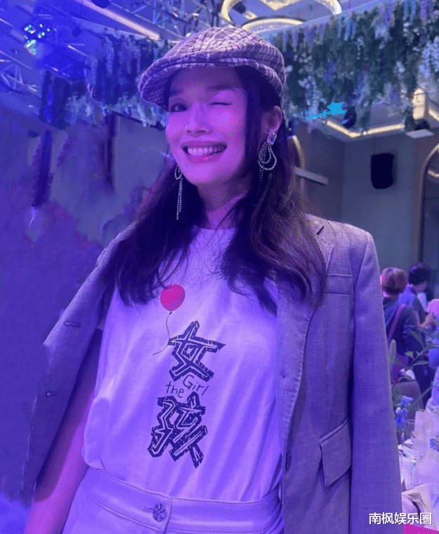 萧敬腾婚礼：贾静雯露肩，小S露腿，都败给了“全裹”出镜的舒淇