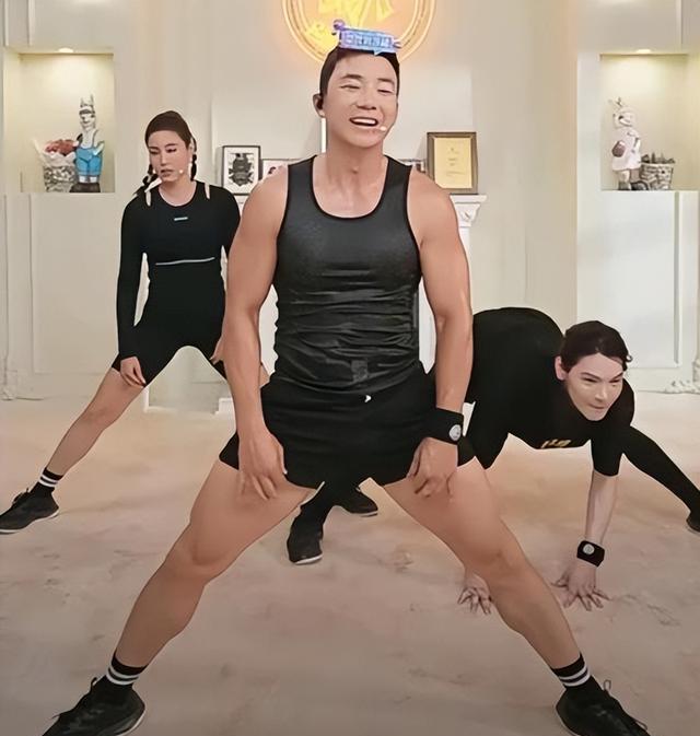 向华强参加萧敬腾婚礼，面部苍白四肢僵硬像蜡像，网友：儿子气的