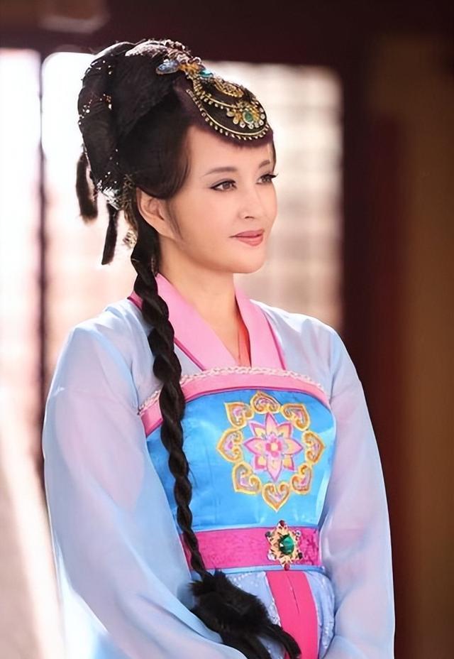 刘晓庆18岁当知青时的照片曝光,美翻全场!难怪她敢一辈子演少女