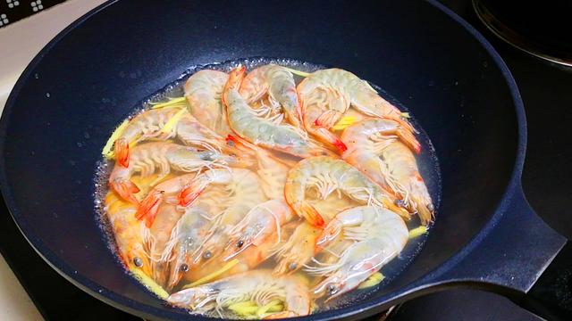煮大虾时，用热水煮还是凉水煮？牢记这3招，虾肉鲜嫩，还没腥味