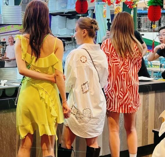 容祖儿和阿娇阿Sa在新加坡被偶遇，容祖儿整体美过阿娇，很抢眼