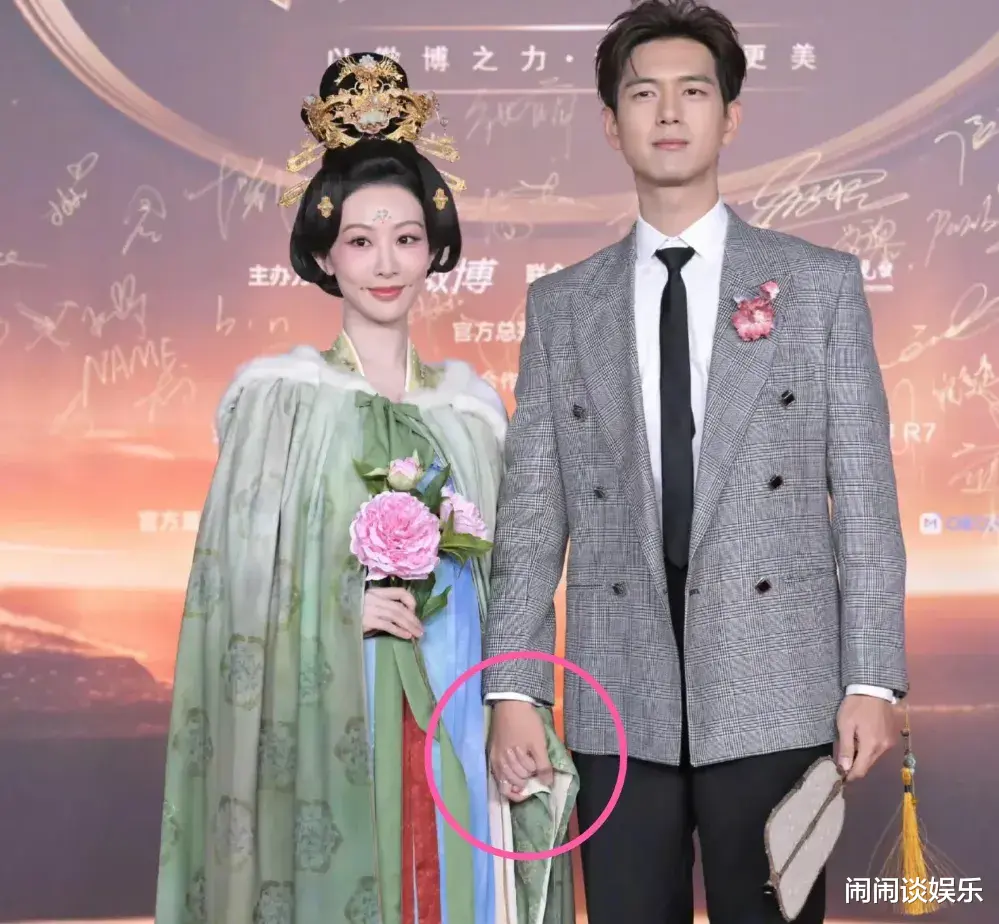 杨紫太拼了！微博之夜穿新剧戏服和李现手牵手，纯元CP救得了《国色芳华》吗？