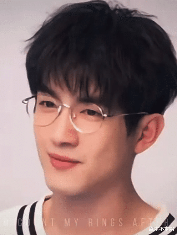 36岁林更新被偶遇，瘦到脱相认不出，腿上全是伤显病态！